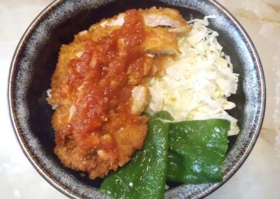 チリカツ丼