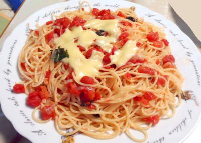 トマトとバジルのパスタ
