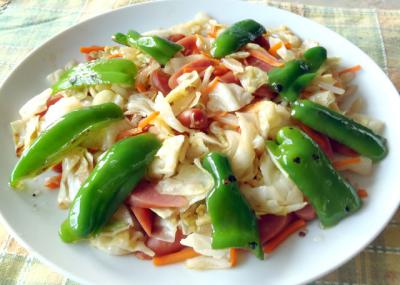 キャベツとソーセージの中華炒め