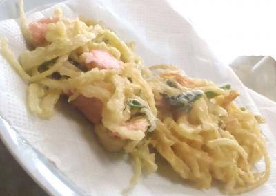 玉ねぎとソーセージの掻き揚げ