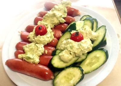 ソーセージときゅうりのアボカドディップ