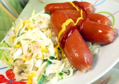 ソーセージのキャベツサラダ添え