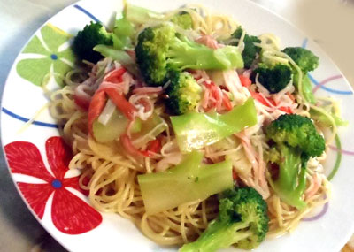 ブロッコリーとかにかまのあんかけパスタ