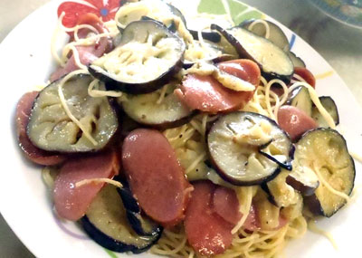 なすとソーセージのにんにくパスタ