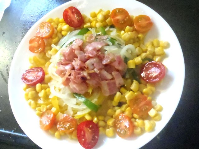 玉ねぎとベーコンの彩りサラダ