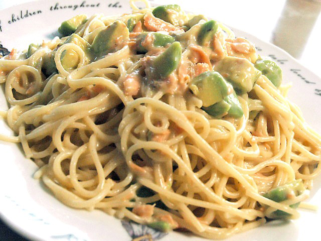 アボカドと鮭のクリームパスタ