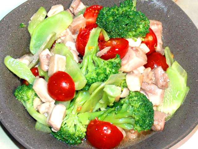 チキンとブロッコリーのサラダ