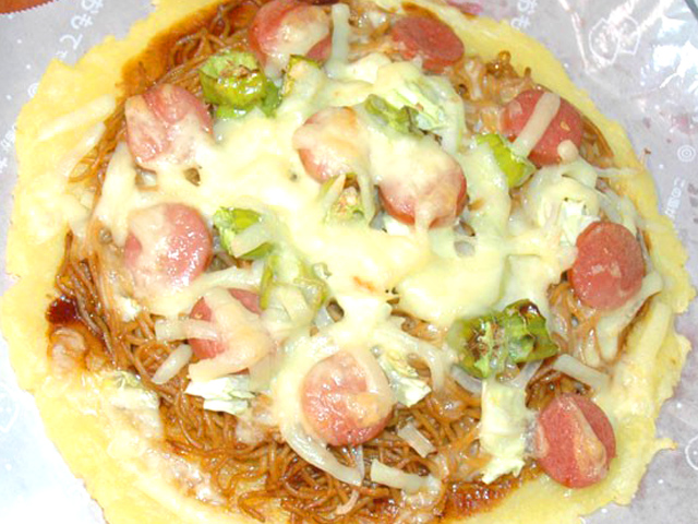 焼きそばのポテトピザ