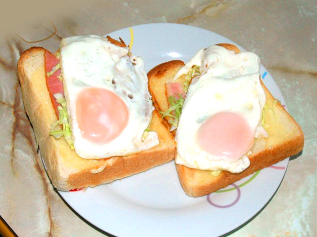 目玉焼きトースト