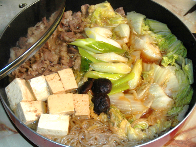 安い肉でプチ贅沢!簡単割したで作るすき焼き風鍋!