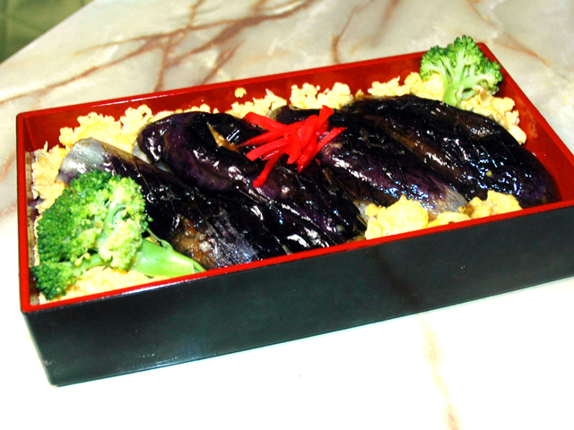 卵そぼろ入り茄子の蒲焼丼！肉要らずのヘルシー丼♪