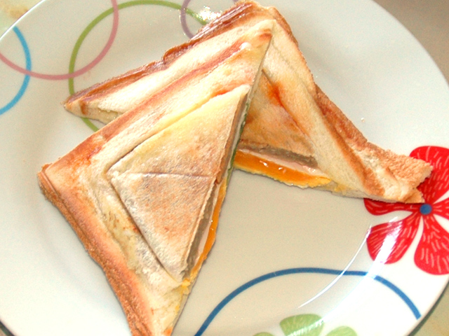 ホットサンドメーカーで！ミニ玉ハンバーグサンド