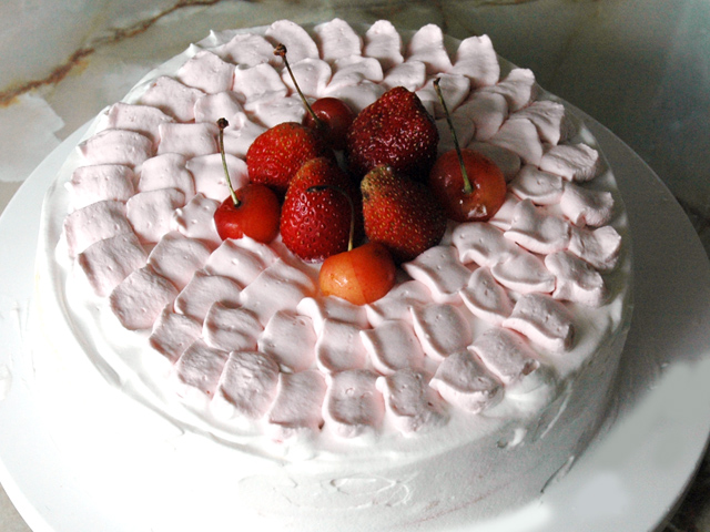 しっとりふわふわシフォン風スポンジケーキで苺デコ！