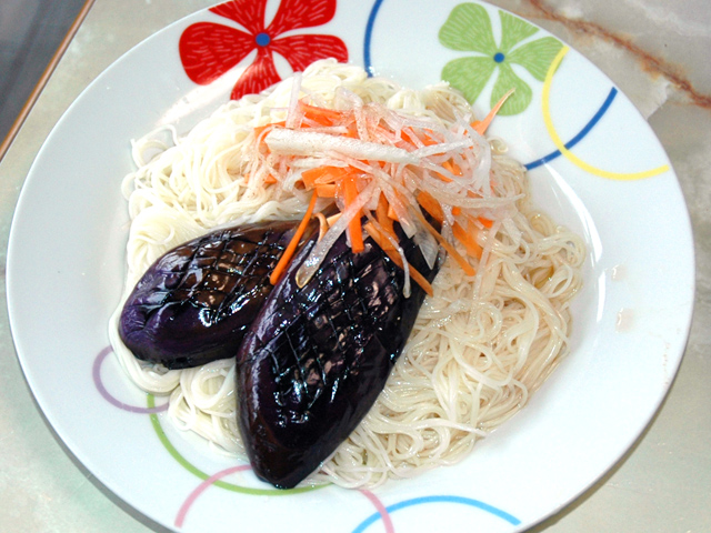 野菜だけでヘルシー！炒めナスのぶっかけそうめん♪