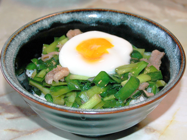 メイン3つで作れる！ニラと牛肉のスタミナ温玉丼！