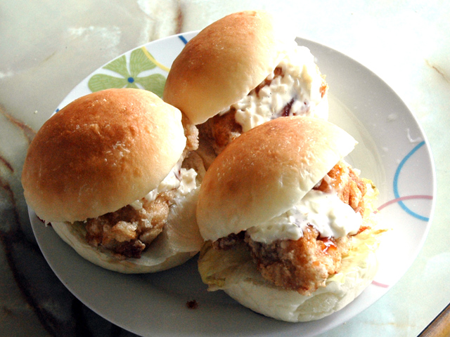 市販のバンズで！チキンのタルタル南蛮バーガー♪