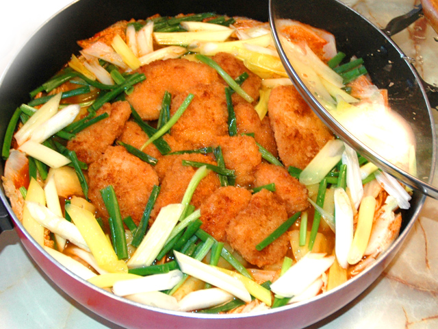 ピリ辛でほっくほく！チキンカツを使った辛味噌鍋♪