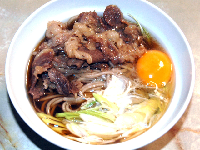 すき焼き風温蕎麦！べこ月見そば♪