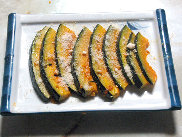 粉チーズを乗せるだけ！南瓜のバター焼きチーズ乗せ♪