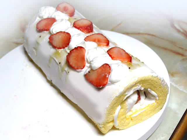 シフォン風ケーキで！苺のクリスマスロールケーキ♪