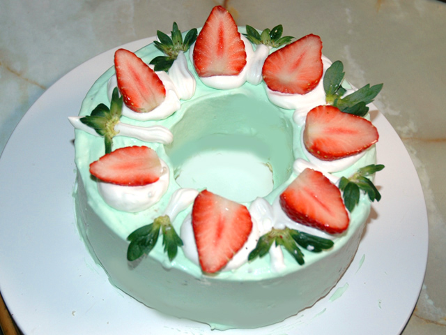 エンゼル型でリース風？クリスマスのリングケーキ♪