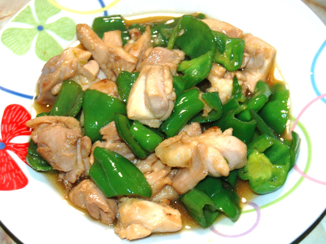 お弁当にも！鶏もも肉とピーマンの照り焼き炒め♪