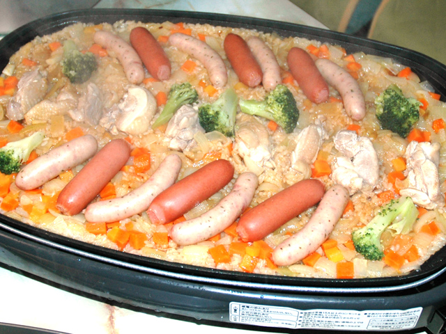 ソーセージたっぷりで！ホットプレートでパエリア♪