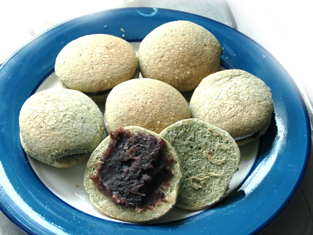 ほんのりヨモギ味？ちょっと和風の餡子ブッセ♪