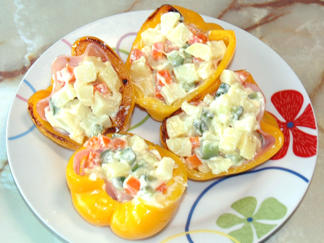 パプリカの肉詰めならずポテサラ詰め♪お弁当にも！