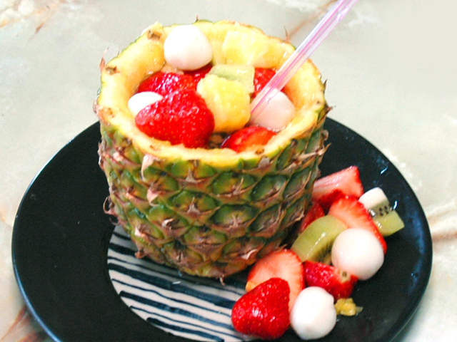 パイナップルを器にして！白玉入りフルーツポンチ♪