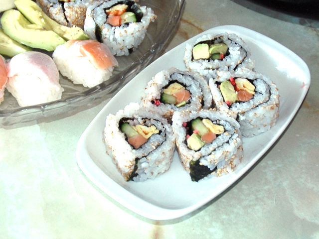アボカドとサーモンのカリフォルニアロール♪