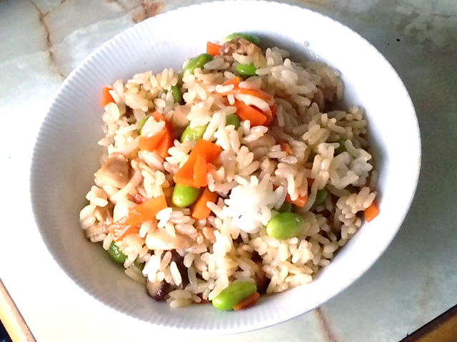 人参たっぷり！人参と鶏もも肉と枝豆の混ぜご飯♪