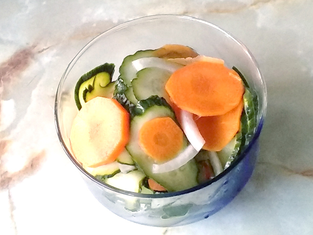 カレーのお供にも！人参ときゅうりの爽やかピクルス♪