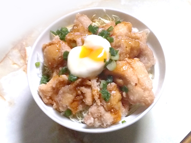 がっつりいきたい時に！ザンギ丼の温玉乗せ♪