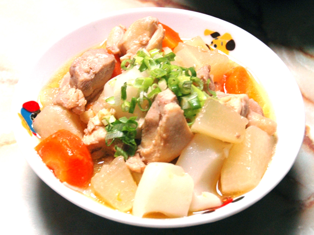 薄味で上品に？鶏モモと根菜の味噌煮込み♪