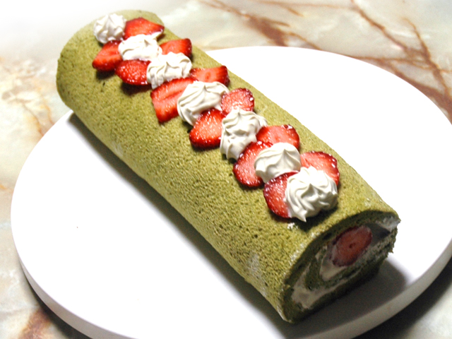 シフォン風生地で！苺と抹茶の春のロールケーキ♪