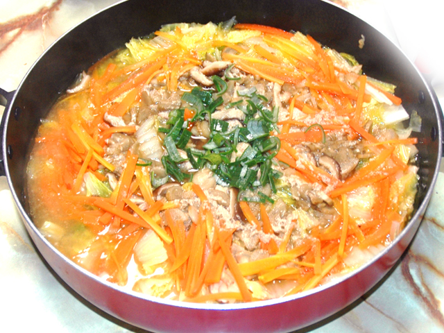 冬に温まろう！鶏モモと白菜のにんにく味噌鍋♪