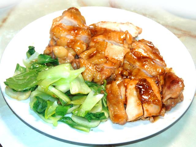 チンゲンサイを添えて！鶏もも肉の生姜焼き風♪