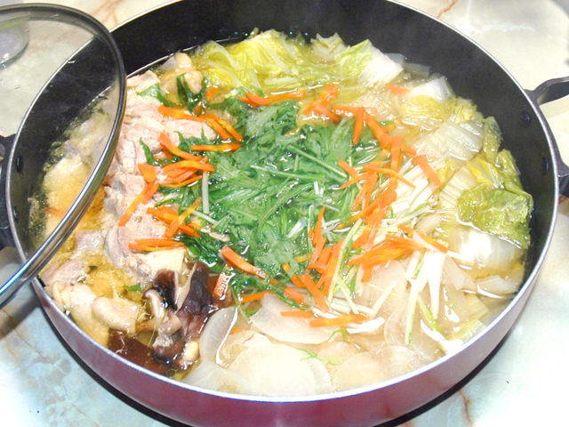 汁まで美味しい！鶏モモの野菜たっぷりちゃんこ鍋♪