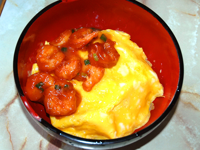 中華と洋食のコラボ！海老チリ乗せオムライス♪