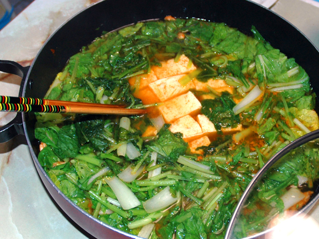 辛さに注意！菜っ葉たっぷり！鶏ももと菜っ葉の草鍋♪