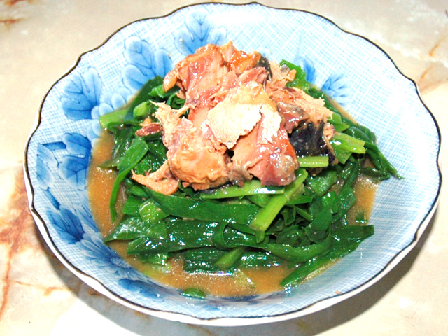 にら大量消費！にらと鯖味噌缶で時短の和え物♪