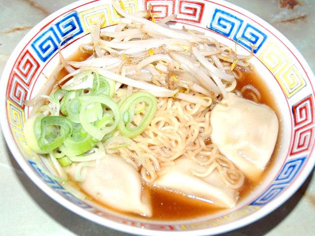 袋ラーメンアレンジ!水餃子入り簡単醤油ラーメン♪
