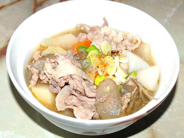 夏こそ熱い豚汁で！野菜たっぷり！豚コマ肉の豚汁♪