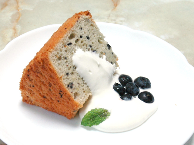 クリームを添えて…ブルーベリー入りのシフォン♪