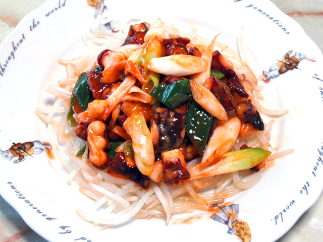 甘辛にアレンジ！タコの足で作る韓国風ナクチポックム