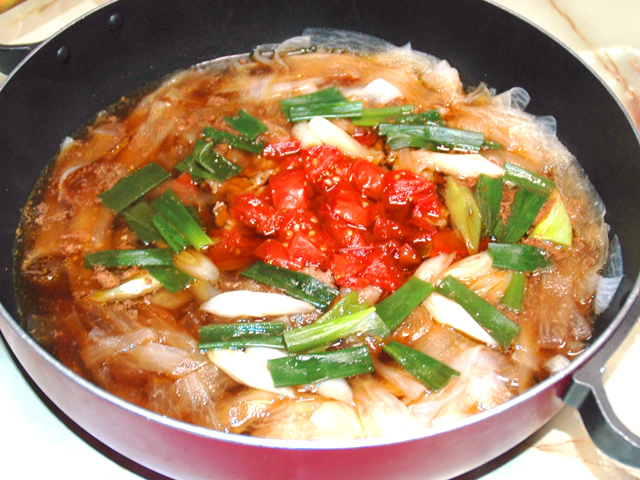 トマトの酸味をプラス！大根のヒラヒラすき焼き鍋風♪