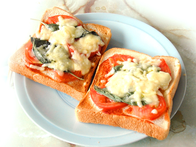 トースターで簡単！マルゲリータ風ピザトースト♪