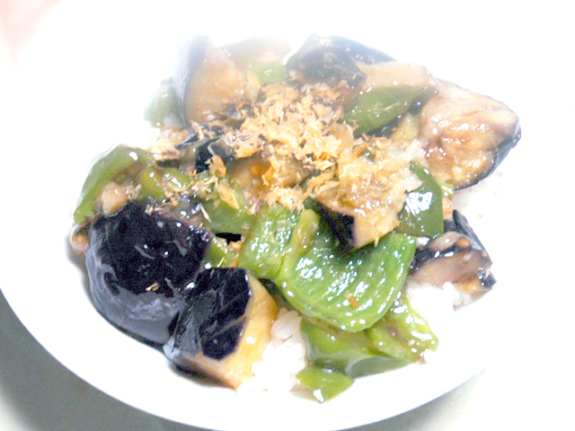 夏野菜で！レンジで完結！ナスとピーマンの麺つゆ丼♪