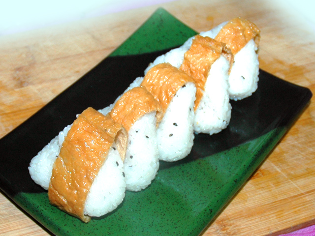 軽食にも！いなりを海苔代わりにしたプチおにぎり♪